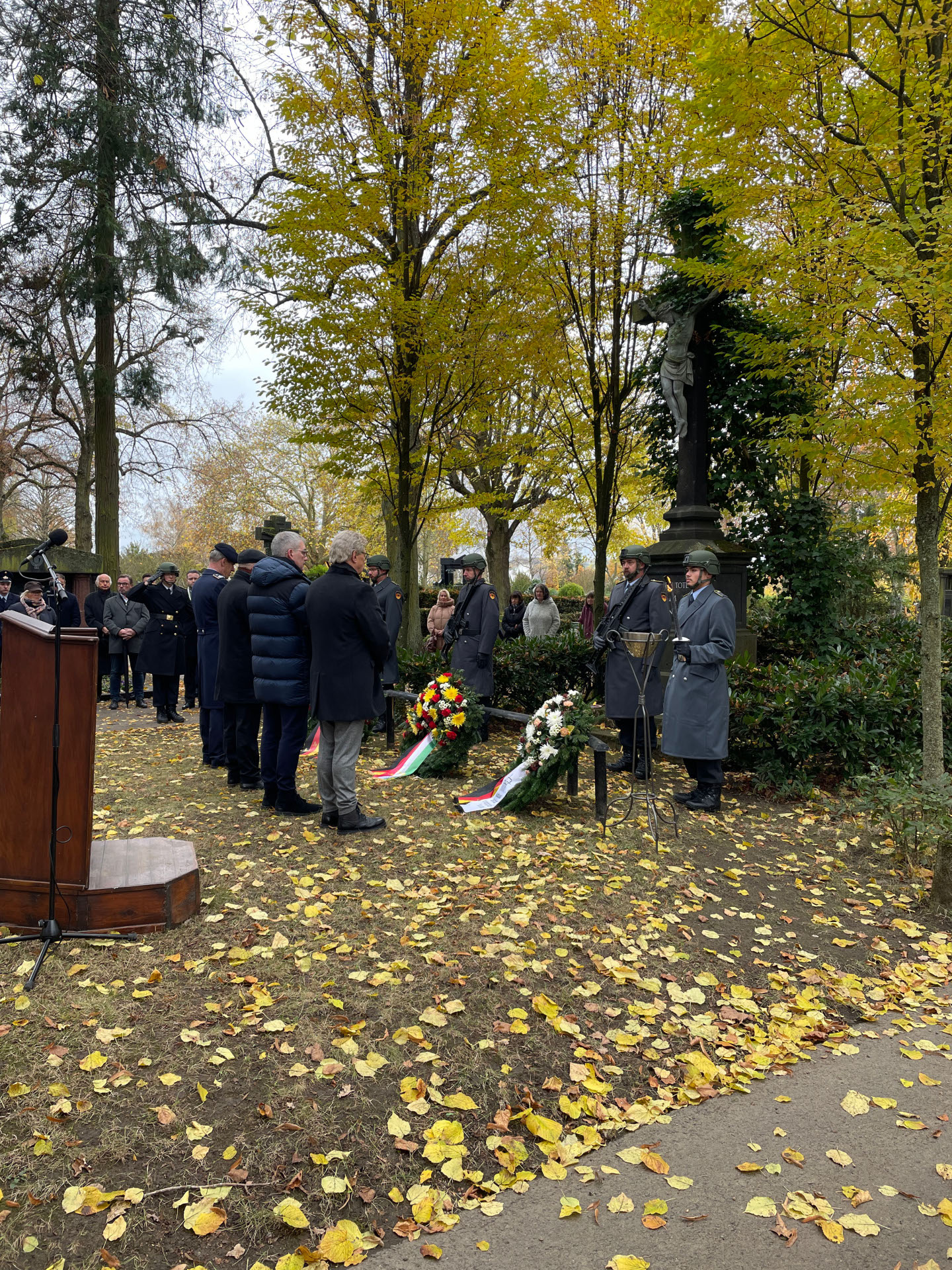 Viele Personen vor dem Hochkreuz auf dem Friedhof zur Gedenkstunde