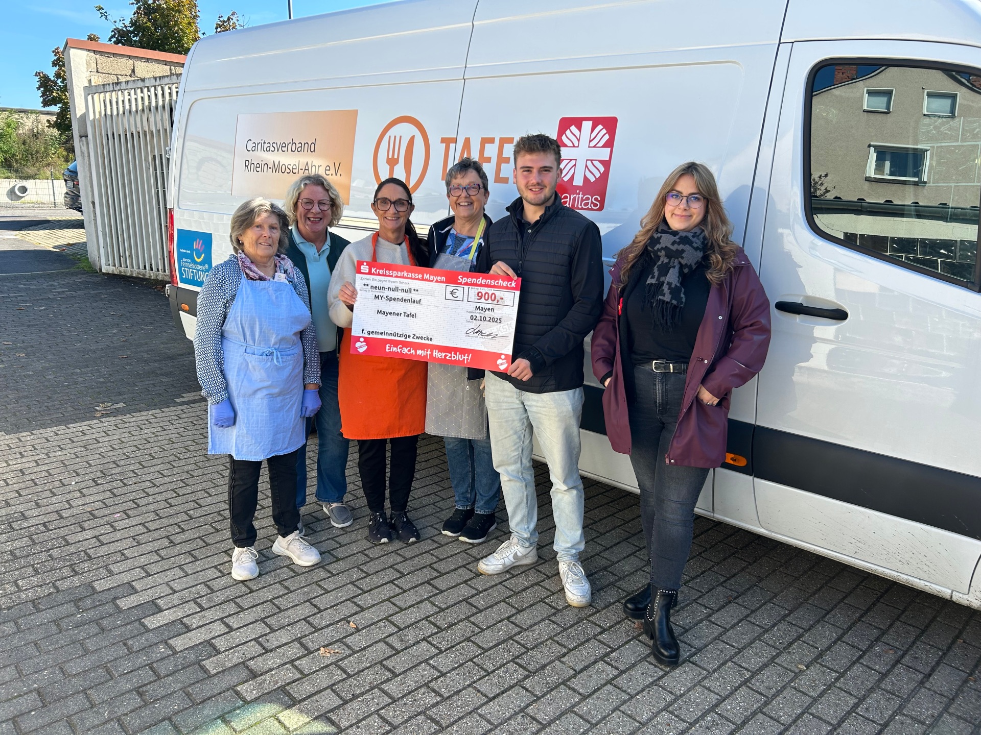 Spendenübergabe Tafel Mayen, v.l.n.r. Juliane Schumacher, Gaby Guckenbiehl, Iris Stibi, Annemie Simonis, Marius Luxem, Zoe Mertz