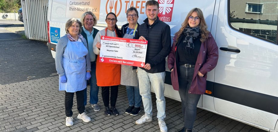 Spendenübergabe Tafel Mayen, v.l.n.r. Juliane Schumacher, Gaby Guckenbiehl, Iris Stibi, Annemie Simonis, Marius Luxem, Zoe Mertz