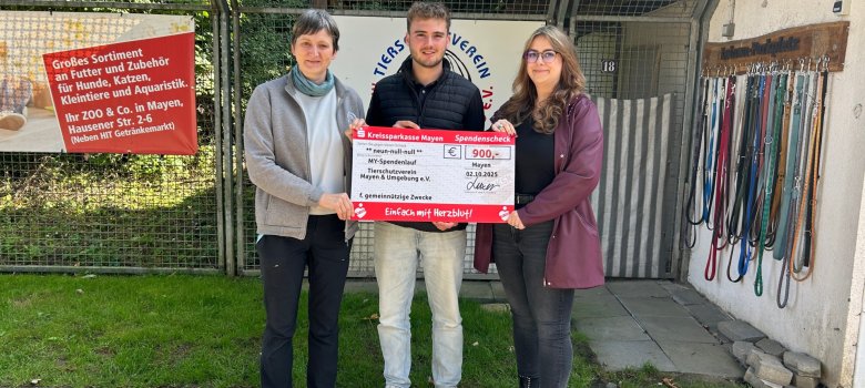 Spendenübergabe Tierheim Mayen, v.l.n.r. Annett Peter, Marius Luxem, Zoe Mertz Spendenübergabe Tierheim Mayen, v.l.n.r. Annett Peter, Marius Luxem, Zoe Mertz