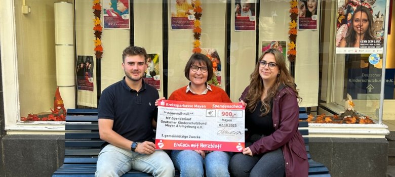 Spendenübergabe Kinderschutzbund Ortsverband Mayen und Umgebung, v.l.n.r. Marius Luxem, Rebecca Reuter, Zoe Mertz