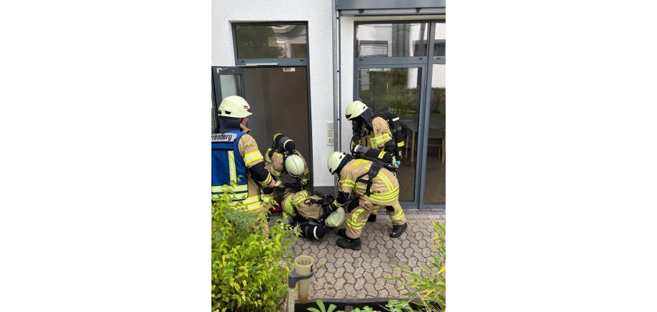 Fünf Feuerwehrmänner üben gemeinsam