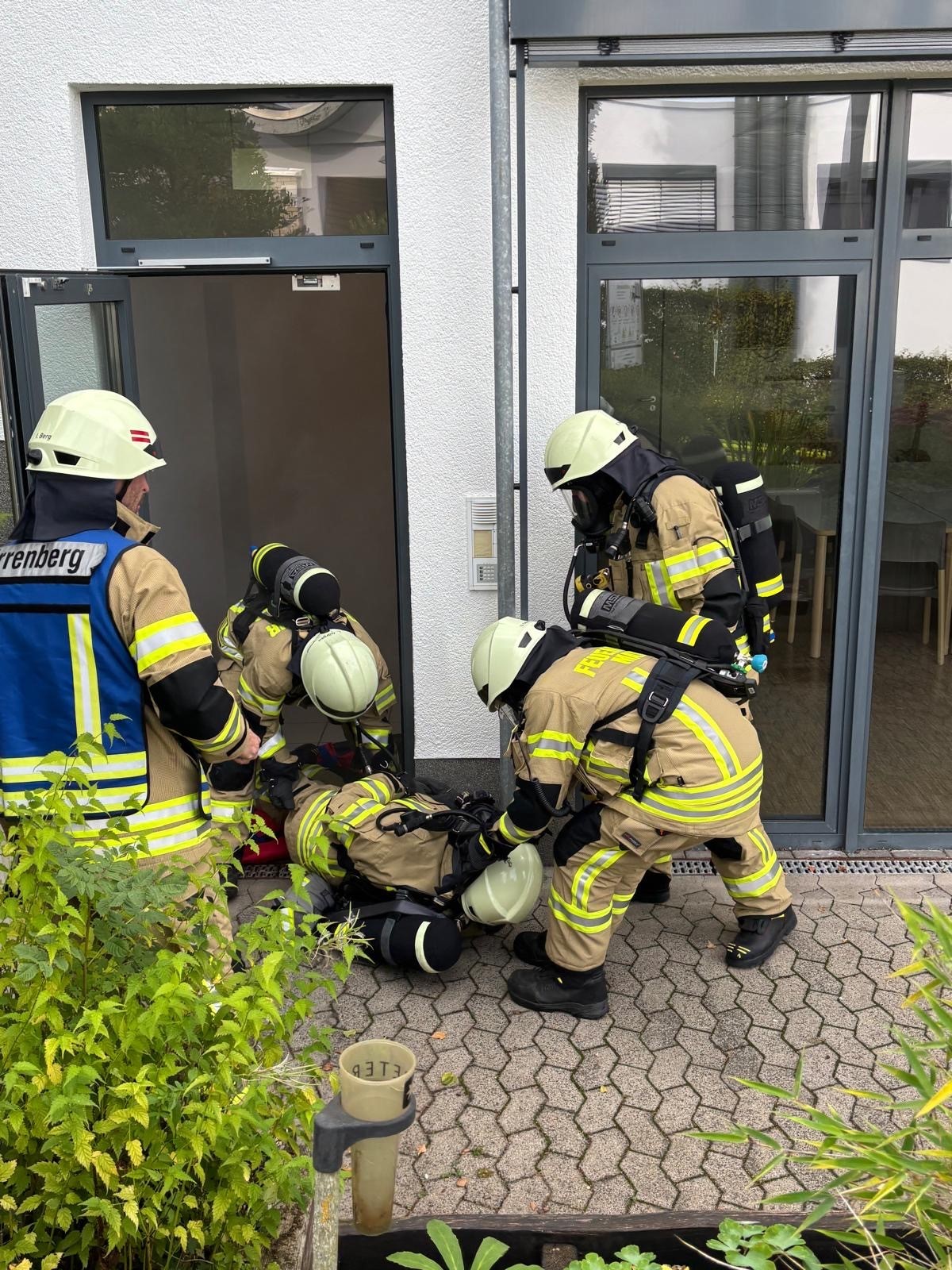 Fünf Feuerwehrmänner üben gemeinsam