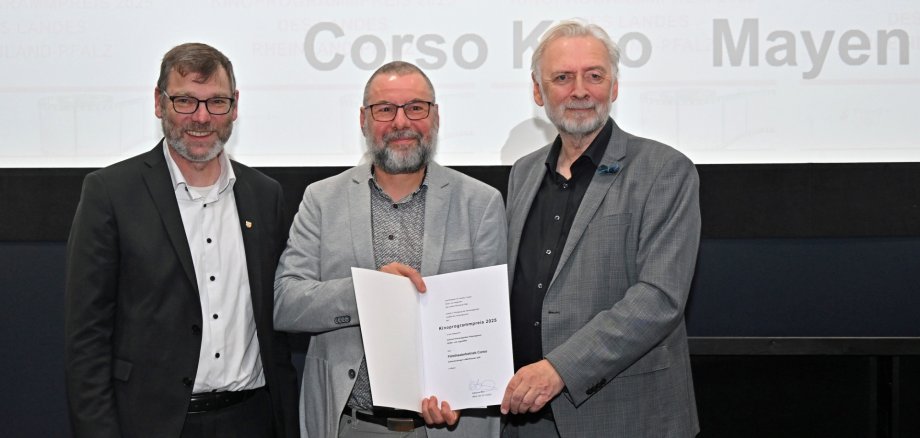 Thomas Schroeder, Michael Sexauer, Kulturstaatssekretär Jürgen Hardeck halten gemeinsam den Preis in der Hand