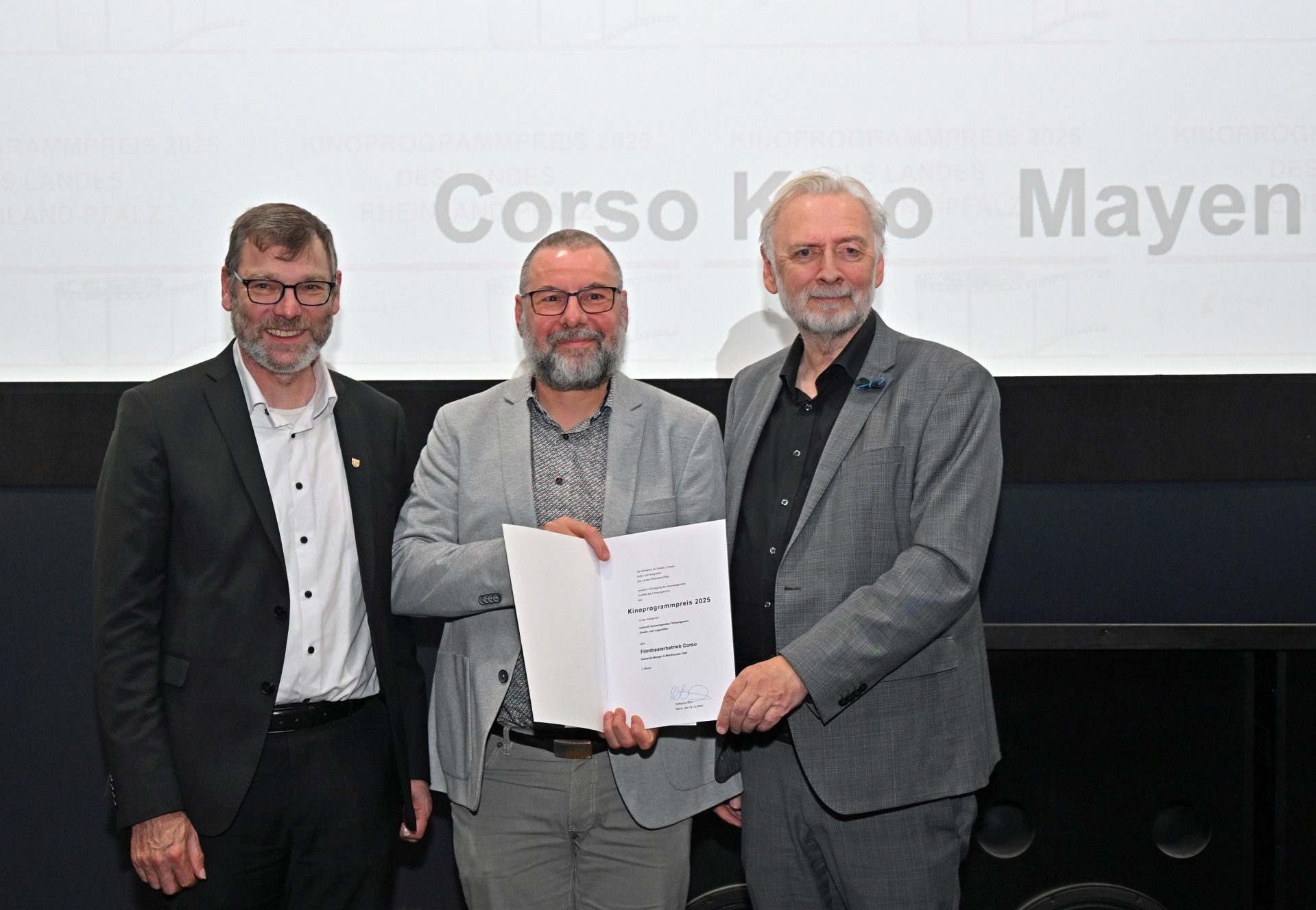 Thomas Schroeder, Michael Sexauer, Kulturstaatssekretär Jürgen Hardeck halten gemeinsam den Preis in der Hand