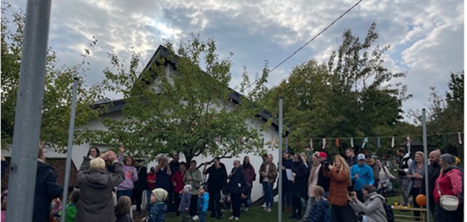 Das Apfelfest in der Kita Kürrenberg fand großen Anklang Viele Menschen stehen auf einer Wiese
