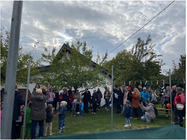 Viele Menschen stehen auf einer Wiese