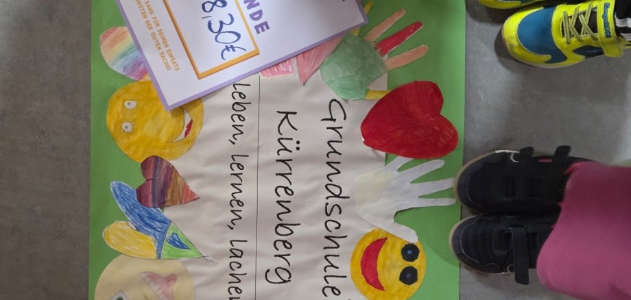 Die Kinder der Grundschule Kürrenberg erzielten beim Spendenlauf eine beeindruckende Summe Kinderfüße im Kreis um ein Plakat
