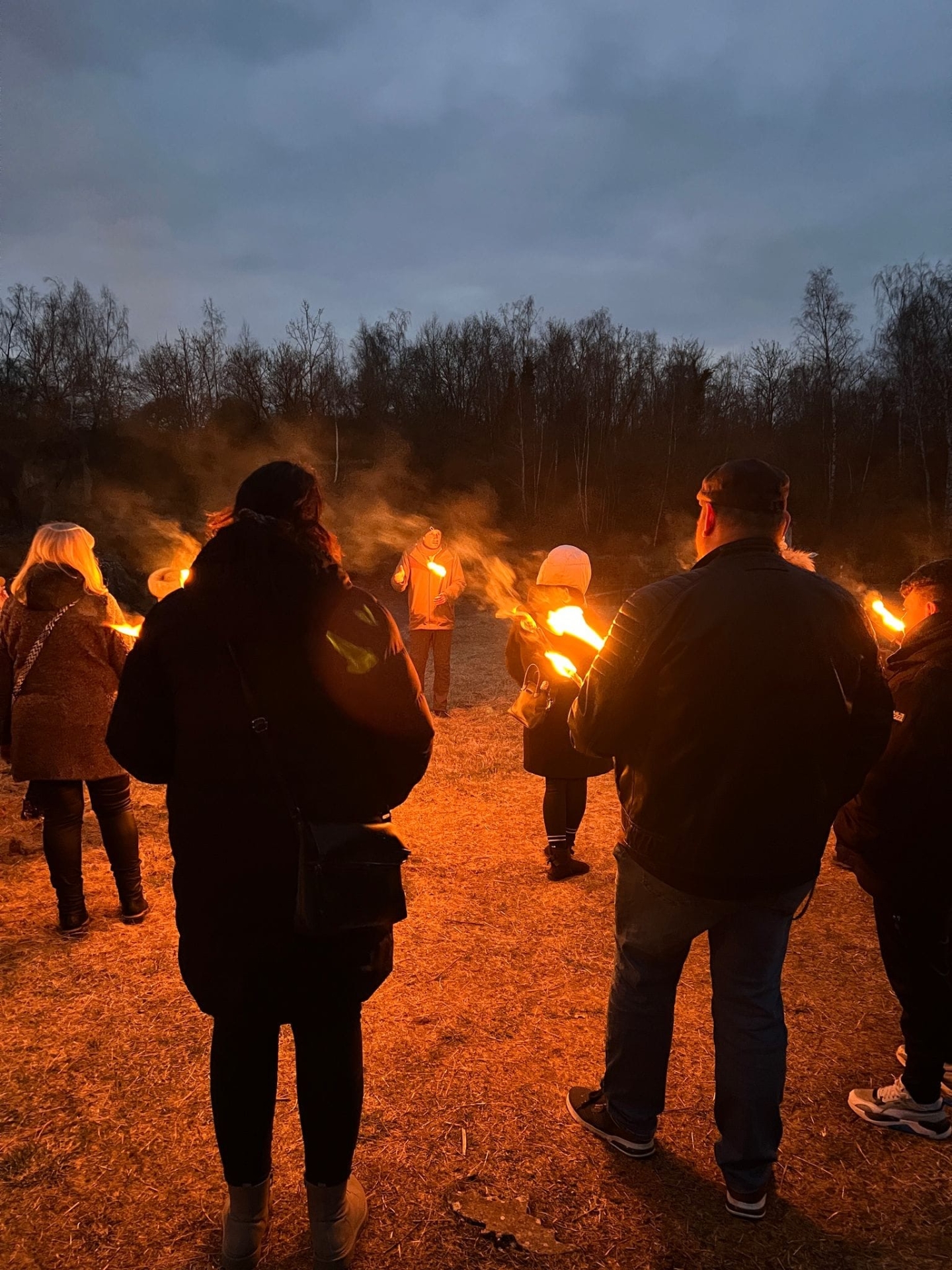 Menschen im Fackeln im dunkeln
