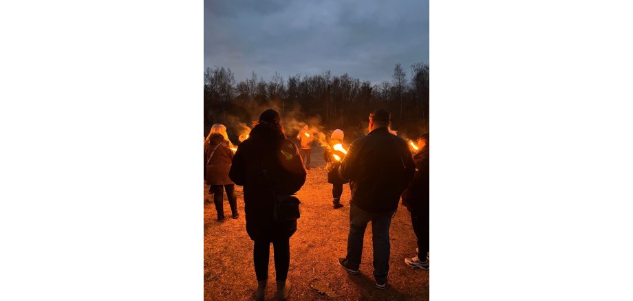 Menschen im Fackeln im dunkeln