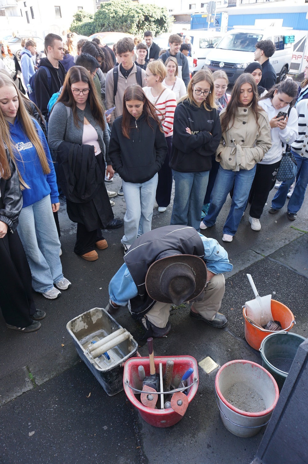 Zahlreiche Schüler der BBS schauten dem Künstler Gunter Demnig bei der Verlegung der Stolpersteine über die Schulter