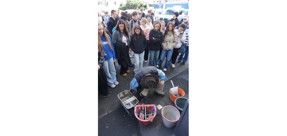 Zahlreiche Schüler der BBS schauten dem Künstler Gunter Demnig bei der Verlegung der Stolpersteine über die Schulter