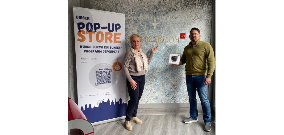 Herr und Frau Smyrnov stehen gemeinsam in ihrem Geschäft