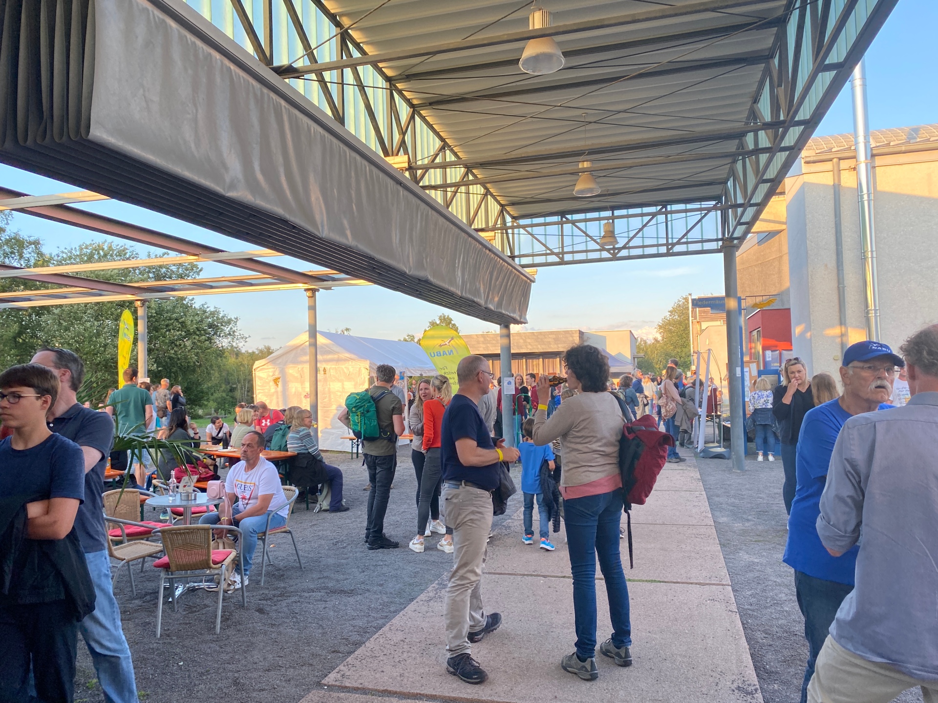Viele Besucher der BatNight warten gespannt auf den Beginn der geführten Wanderung