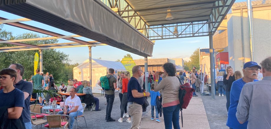 Viele Besucher der BatNight warten gespannt auf den Beginn der geführten Wanderung