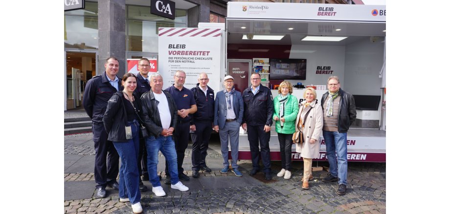 Oberbürgermeister Dirk Meid, die Wehrleitung der Freiwilligen Feuerwehr Mayen, eine Abordnung des Ausschuss für Kultur und Märkte mit Vertreter der Kampagne „Bleib Bereit“ Stephan Tusch  stehen gemeinsam vor dem Mobil