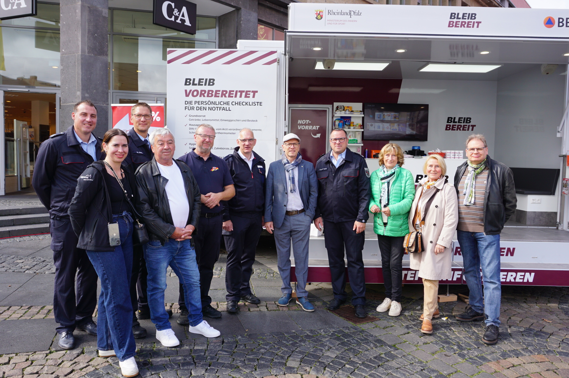 Oberbürgermeister Dirk Meid, die Wehrleitung der Freiwilligen Feuerwehr Mayen, eine Abordnung des Ausschuss für Kultur und Märkte mit Vertreter der Kampagne „Bleib Bereit“ Stephan Tusch  stehen gemeinsam vor dem Mobil