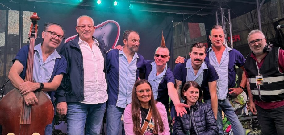 The Wild Bobbin Baboons zusammen mit Jürgen Miesel (MY Gemeinschaft), Ayla Rozera (Brückengemeinschaft), Christina Wolff (Stadtverwaltung) und Ralf Dietz (Dimepro)