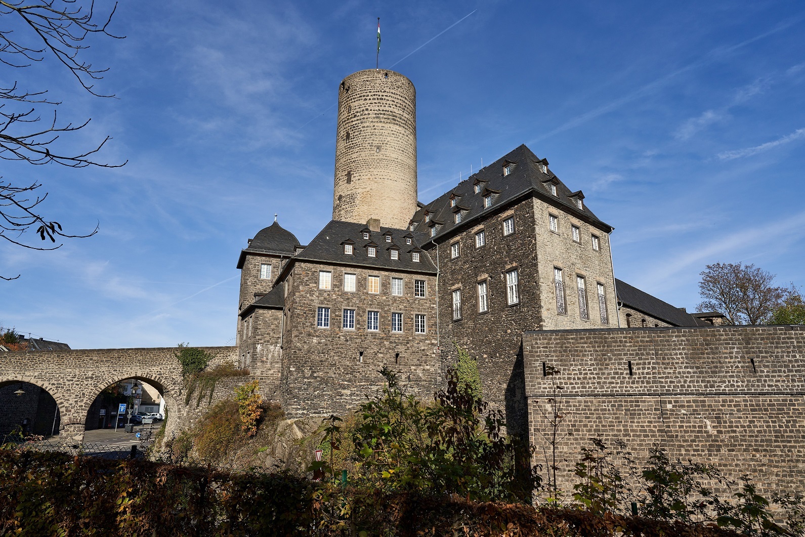 Am 14. September finden zwei Taschenlampenführungen zum Tag des offenen Denkmals in der Genovevabug statt – beide sind schon ausgebucht Die Genovevaburg vor blauen Himmel