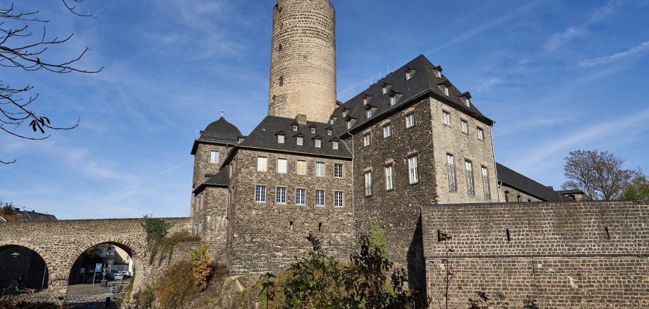 Die Genovevaburg vor blauen Himmel