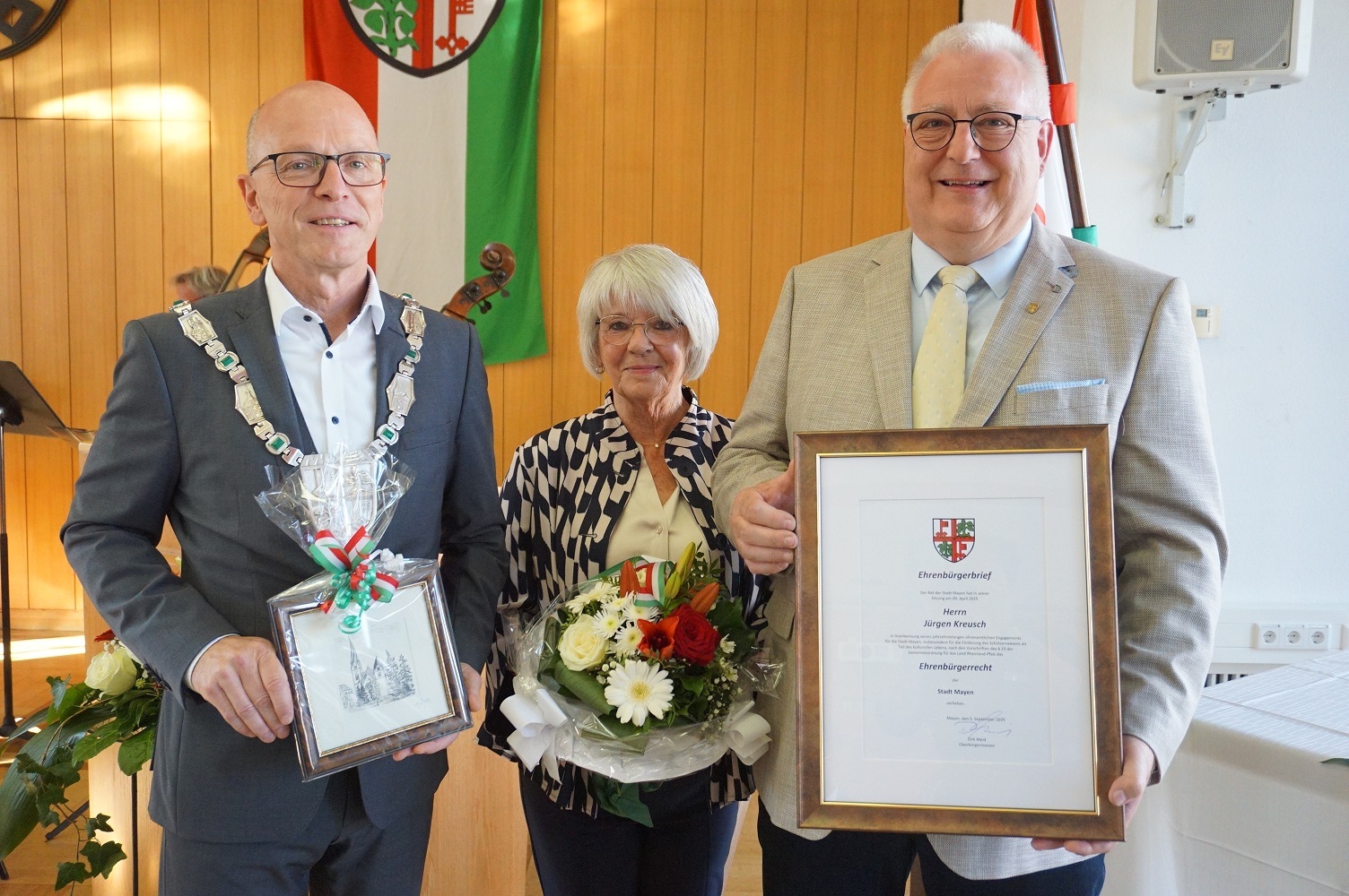 v.l.n.r.: Oberbürgermeister Dirk Meid, Doris Kreusch und Ehrenbürger der Stadt Mayen – Jürgen Kreusch – bei der Übergabe des Ehrenbürgerbriefes