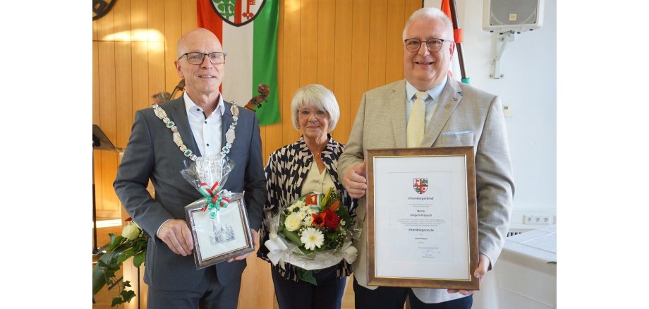 v.l.n.r.: Oberbürgermeister Dirk Meid, Doris Kreusch und Ehrenbürger der Stadt Mayen – Jürgen Kreusch – bei der Übergabe des Ehrenbürgerbriefes