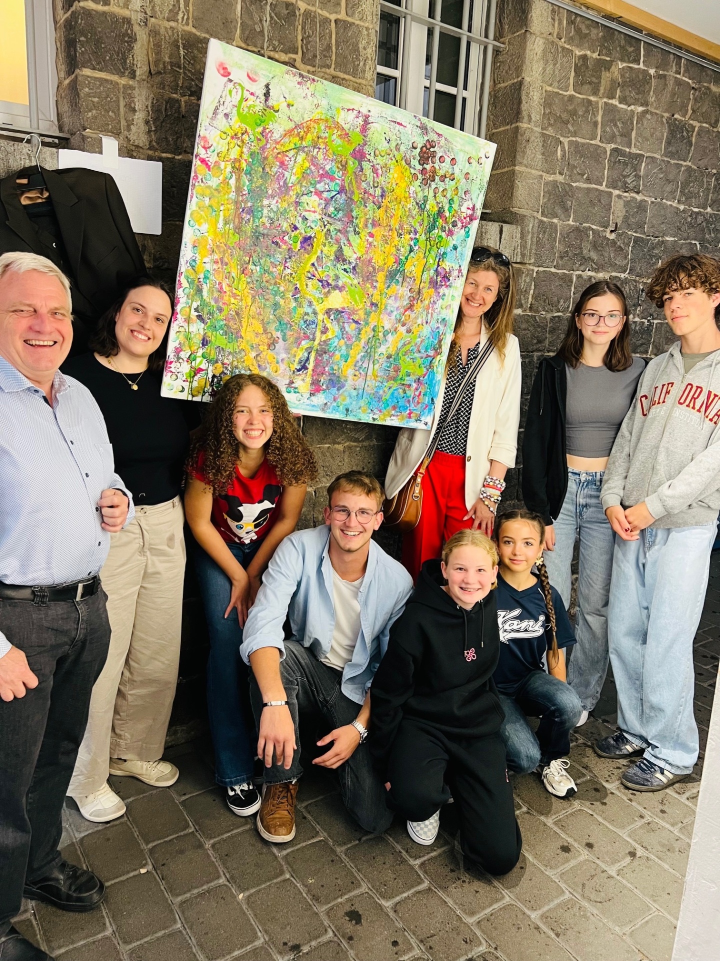 von links nach rechts: Rudi Giering Scherer Autohaus, Michaela Hoffmann Künstlerische Leitung der Jugendgruppe und Andrea Grimm Künstlerin und PR-Managerin mit den Jugendschauspieler und Jugendschauspielerinnen der Burgfestspiele Mayen