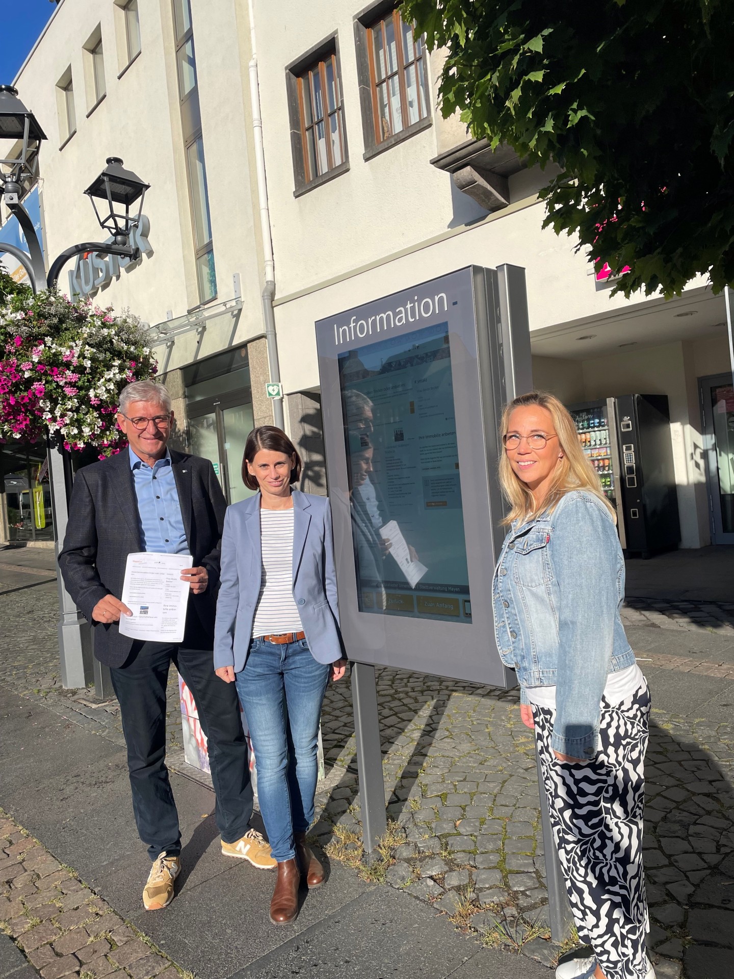 Christina Wolff ,Beate Becker, und Martin Neudecker vor der Infotafel