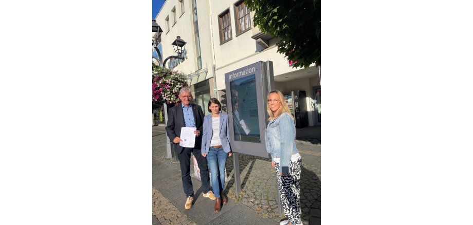 Christina Wolff ,Beate Becker, und Martin Neudecker vor der Infotafel