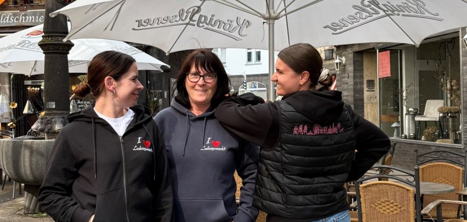 Drei Frauen posieren in der neuen Lukasmarktbekleidung 