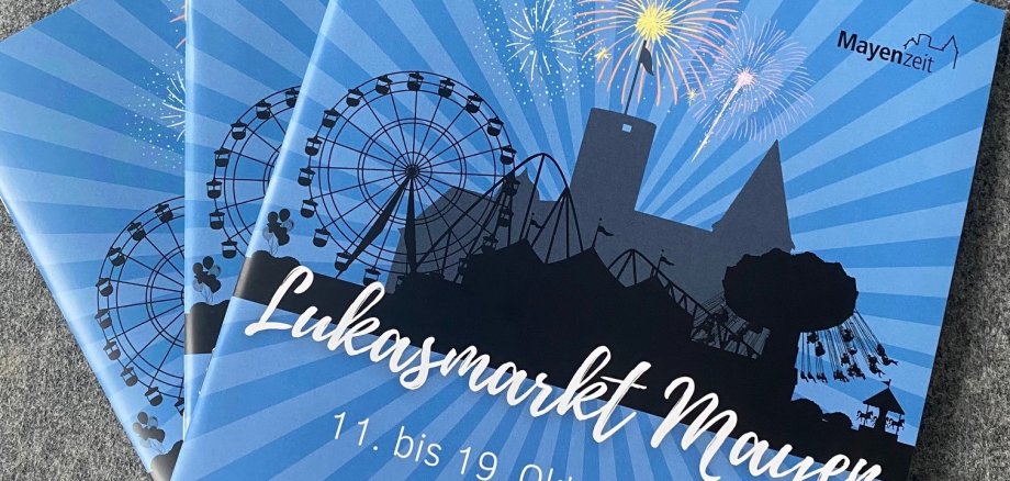 Das Lukasmarktheft ist ab sofort erhältlich. Drei Lukasmarkthefte liegen auf einem Tisch