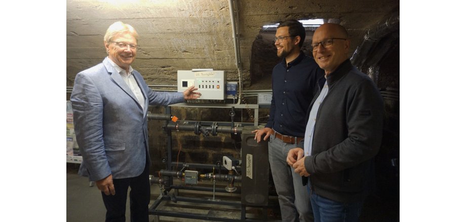 v.l.n.r.: Rolf Schäfer, Helge Lippert und Oberbürgermeister Dirk Meid freuen sich über den neuen Fernwärmeanschluss