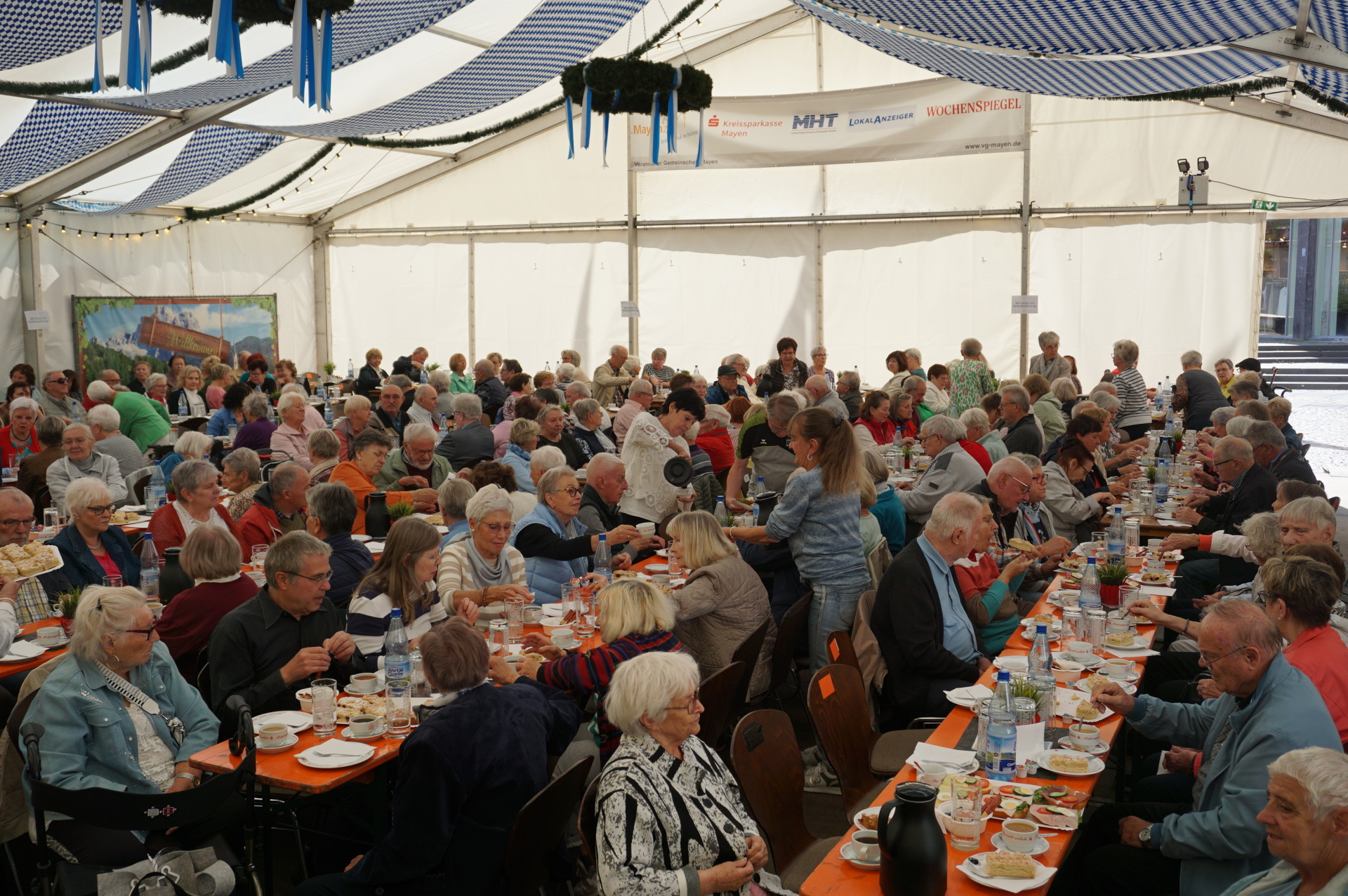 Ein voll besetztes Festzelt beim Seniorennachmittag