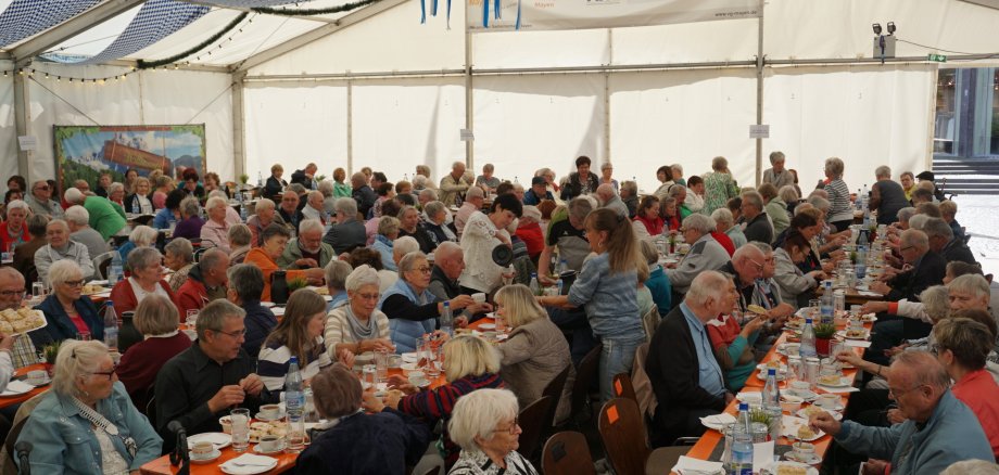 Ein voll besetztes Festzelt beim Seniorennachmittag