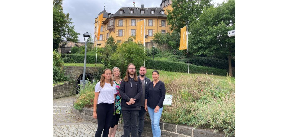 5 Personen stehen vor der Genovevaburg
