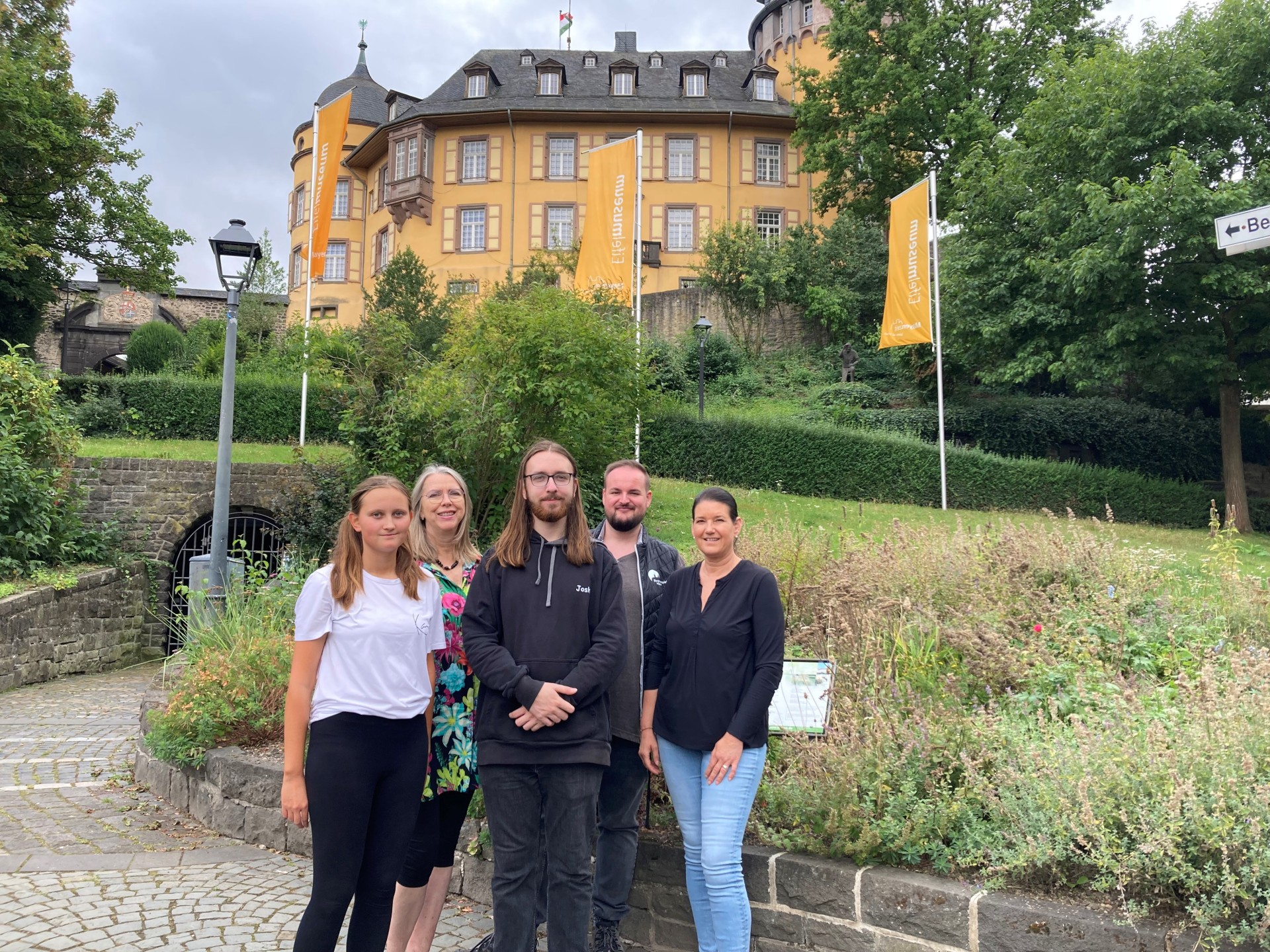 5 Personen stehen vor der Genovevaburg