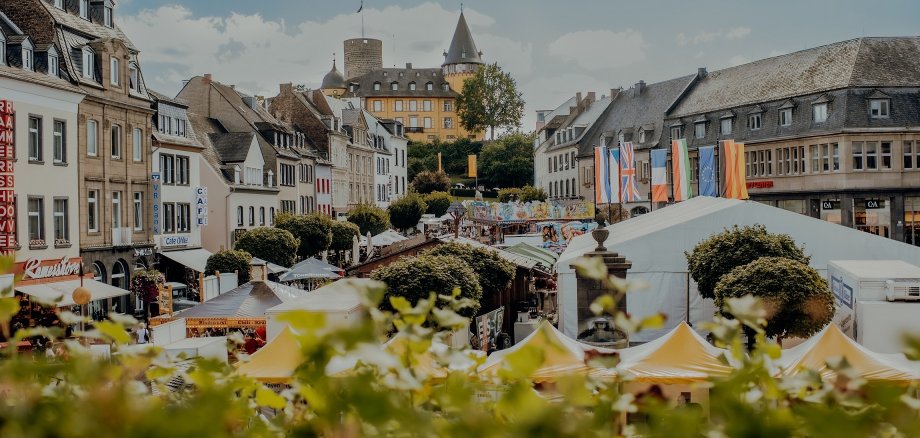 Der Marktplatz ist gefüllt mit Besuchern und Marktständen