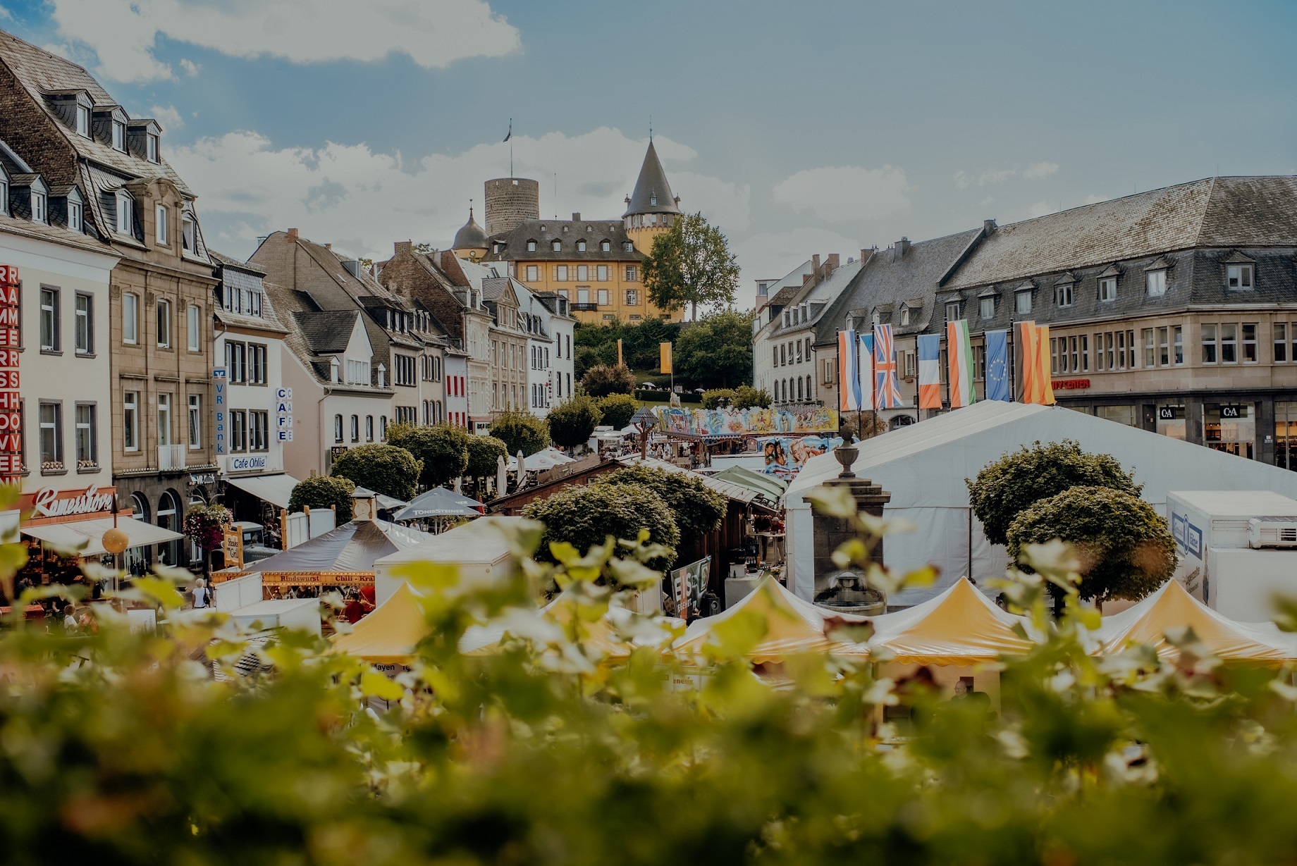 Der Marktplatz ist gefüllt mit Besuchern und Marktständen