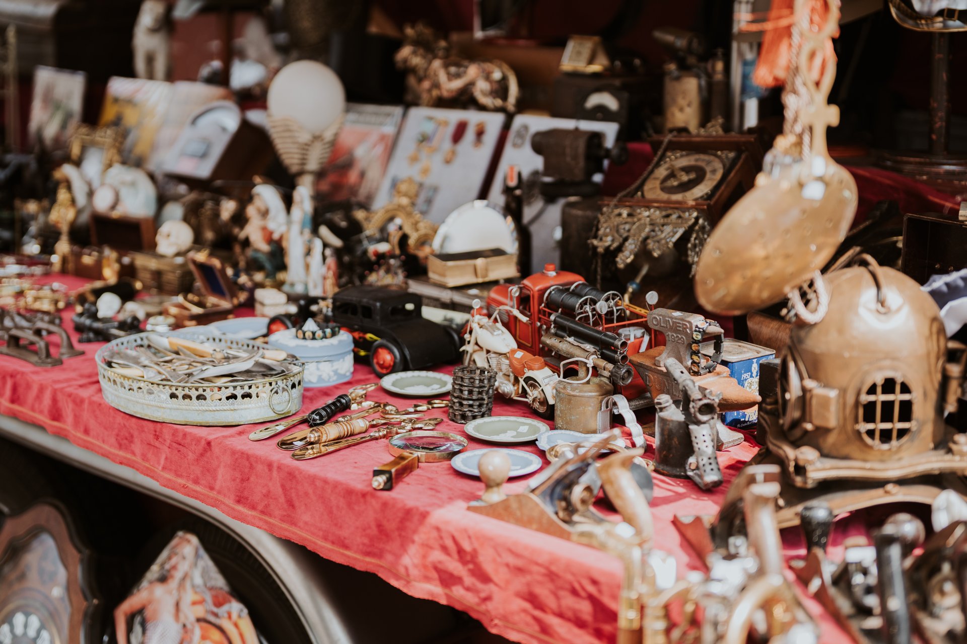 Ein Standtisch mit allerlei Trödelartikeln