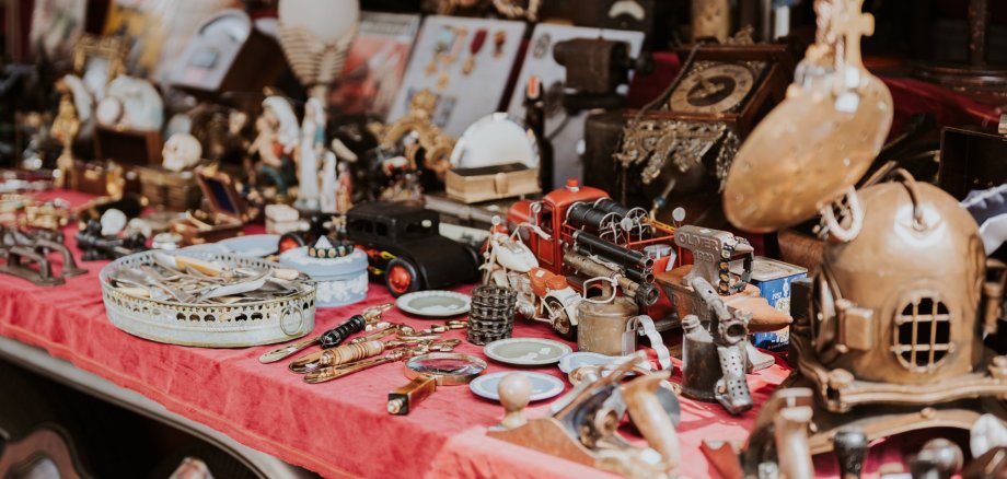Ein Standtisch mit allerlei Trödelartikeln