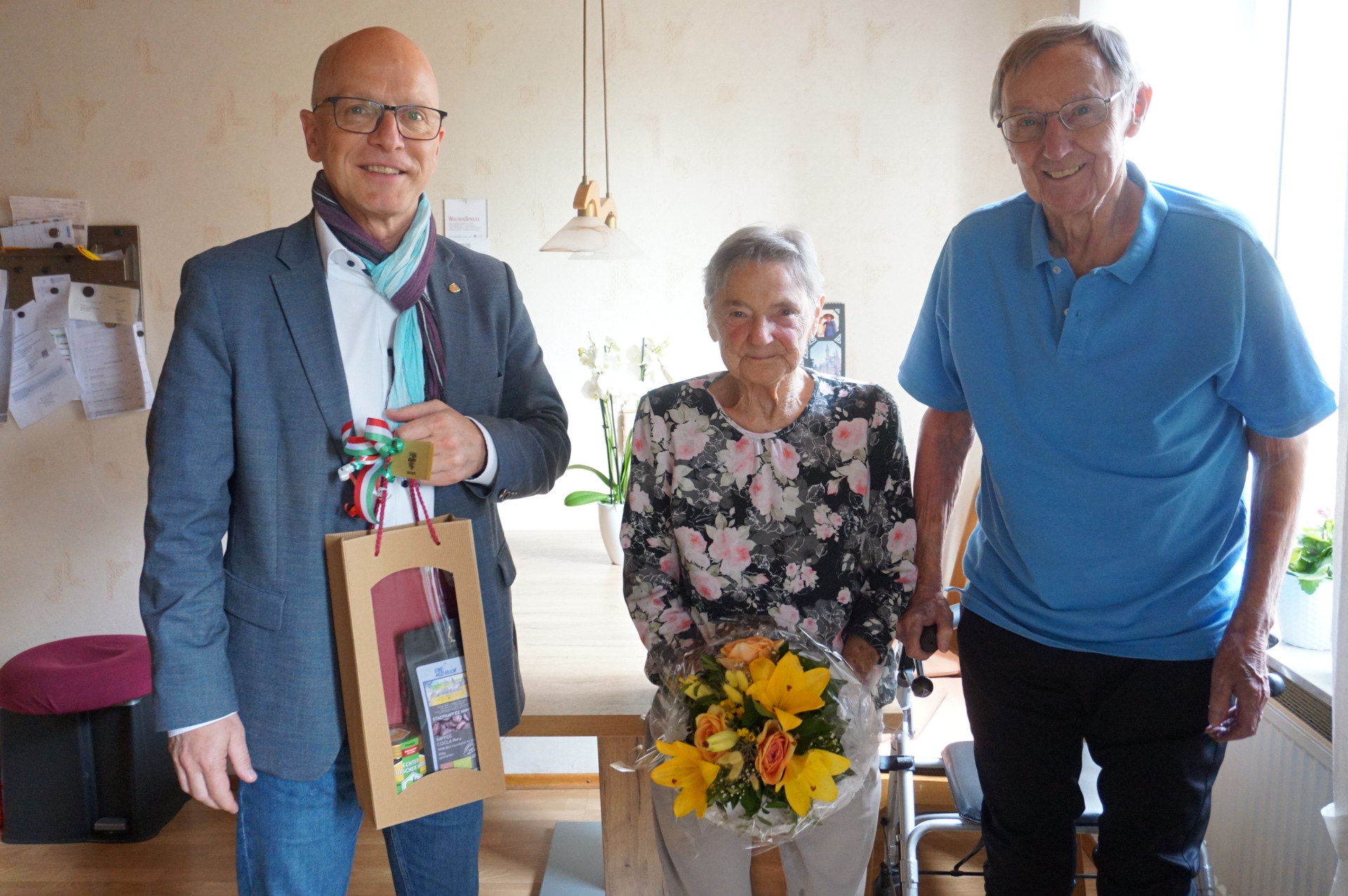 Oberbürgermeister Dirk Meid steht links neben Ursula und Franz Schweitzer