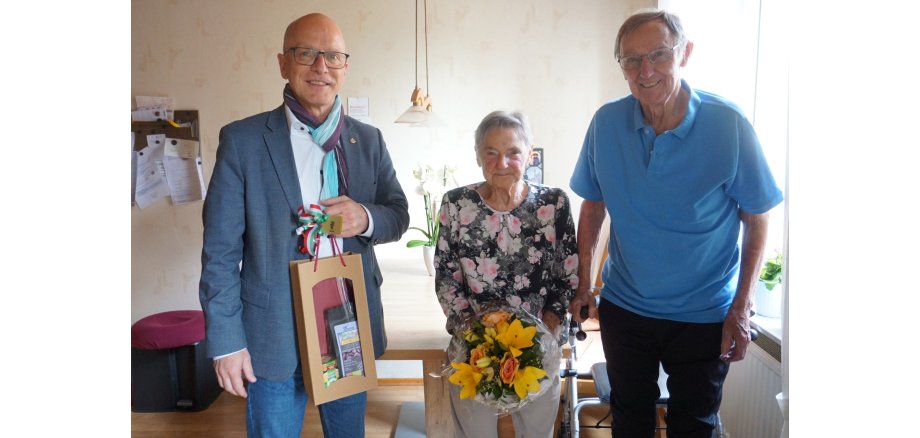 Oberbürgermeister Dirk Meid steht links neben Ursula und Franz Schweitzer