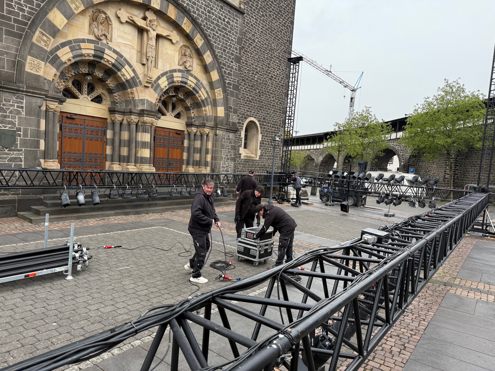 Robert Kaes und sein Team arbeiten auf Hochtouren um die Bühne vor der Herz-Jesu-Kirche für die diesjährigen Burgfestspiele Mayen fertigzustellen