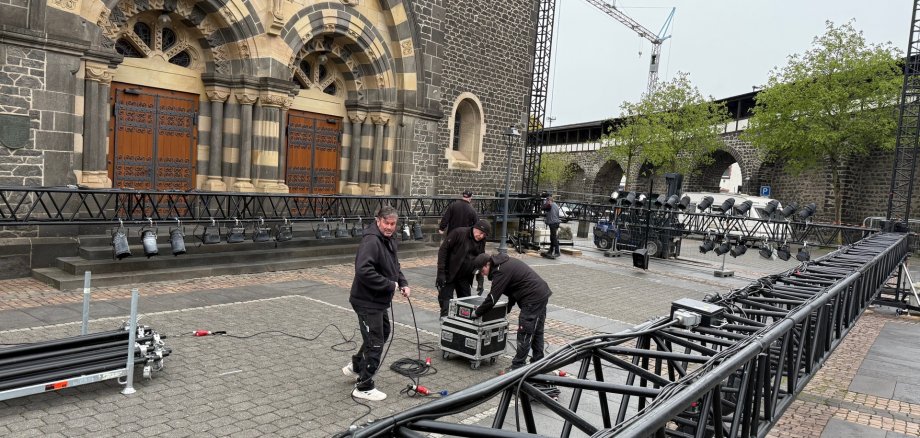 Robert Kaes und sein Team arbeiten auf Hochtouren um die Bühne vor der Herz-Jesu-Kirche für die diesjährigen Burgfestspiele Mayen fertigzustellen Robert Kaes und sein Team arbeiten auf Hochtouren um die Bühne vor der Herz-Jesu-Kirche für die diesjährigen Burgfestspiele Mayen fertigzustellen