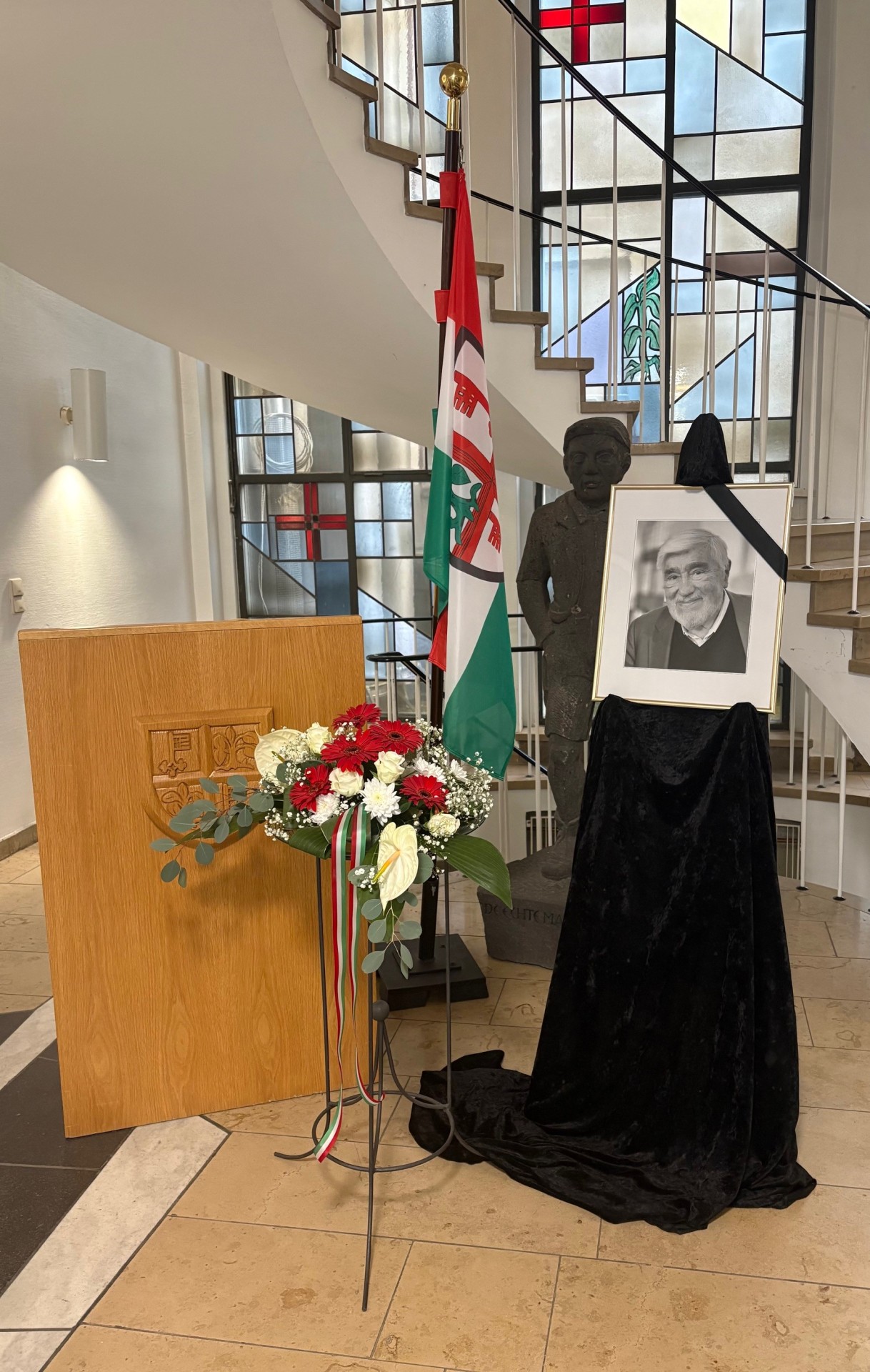 Bild und Rednerpult in Foyer