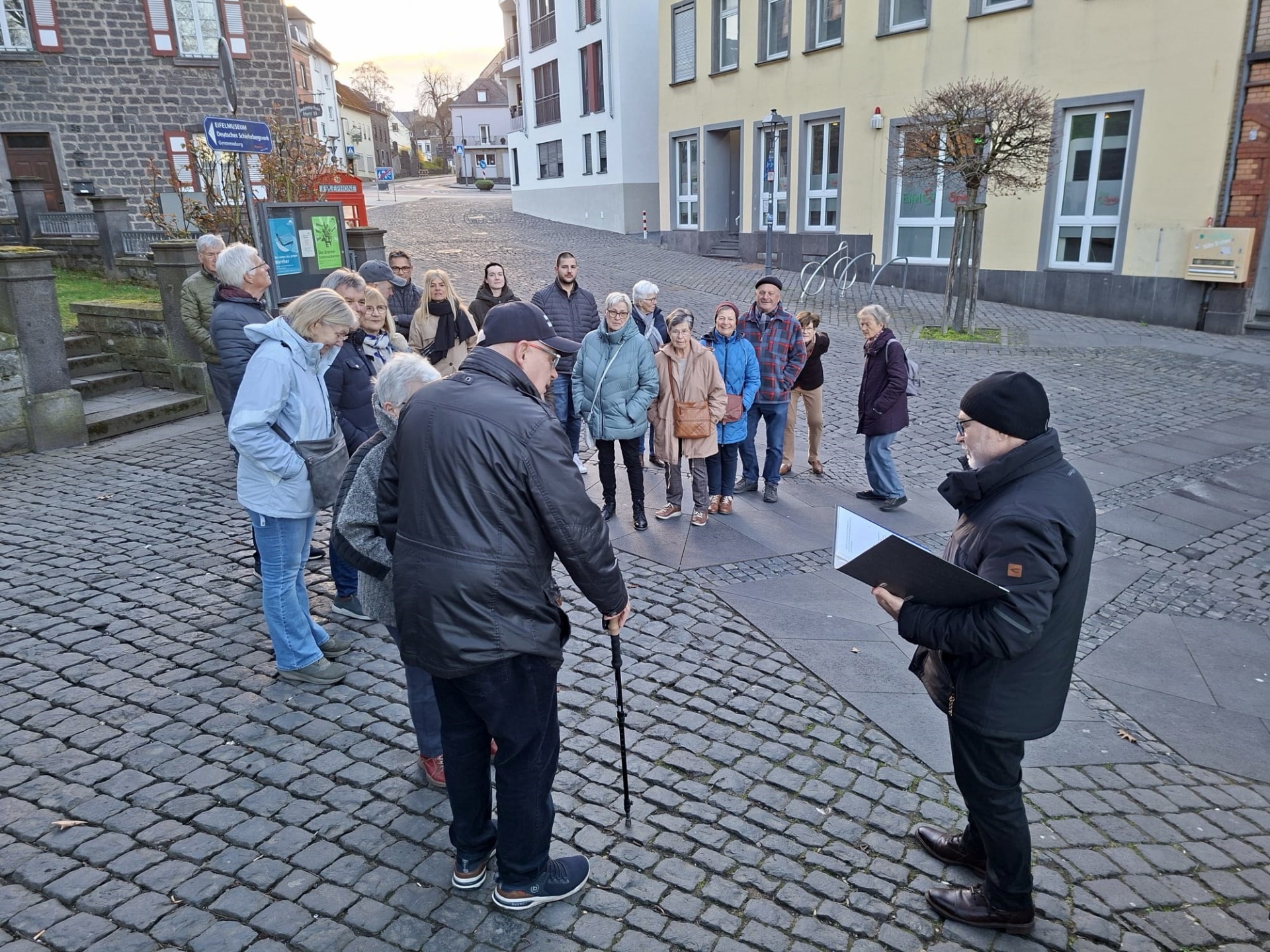 Viele Gäste hören gespannt bei der Krimitour zu