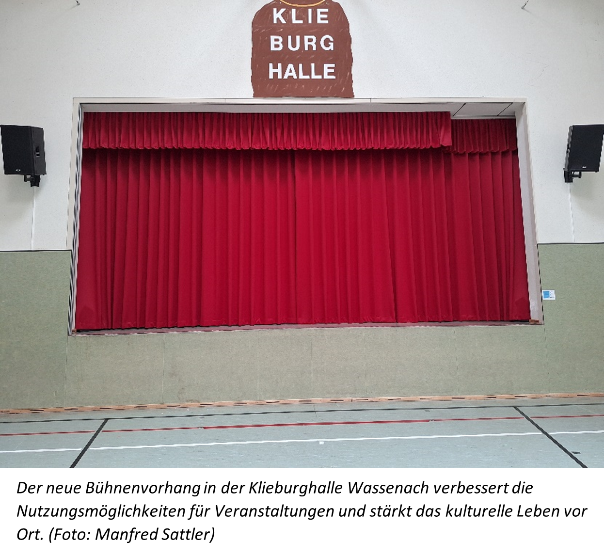 Der neue Bühnenvorhang in der Klieburghalle Wassenach verbessert die Nutzungsmöglichkeiten für Veranstaltungen und stärkt das kulturelle Leben vor Ort