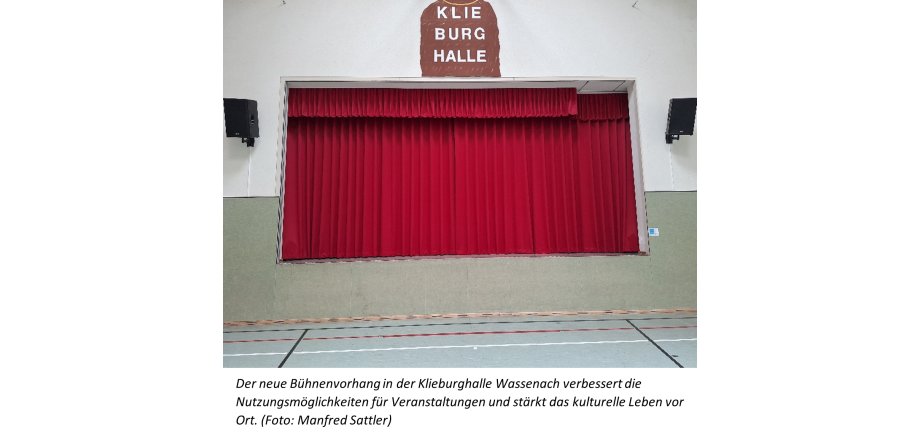 Der neue Bühnenvorhang in der Klieburghalle Wassenach verbessert die Nutzungsmöglichkeiten für Veranstaltungen und stärkt das kulturelle Leben vor Ort