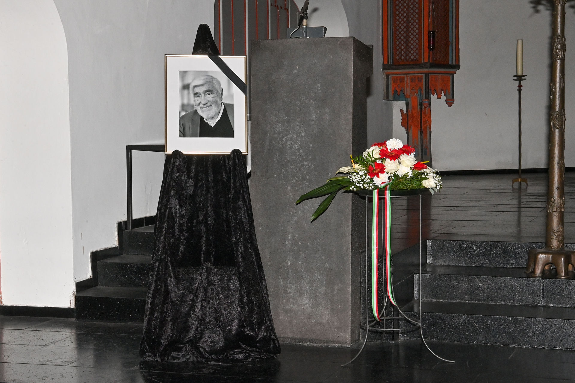 Kondolenzecke in der Kirch, bestehend aus Foto und Blumen