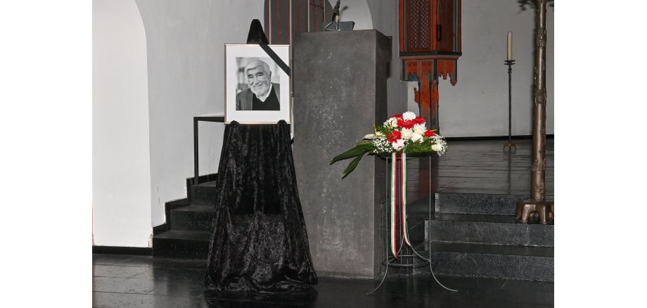 Kondolenzecke in der Kirch, bestehend aus Foto und Blumen